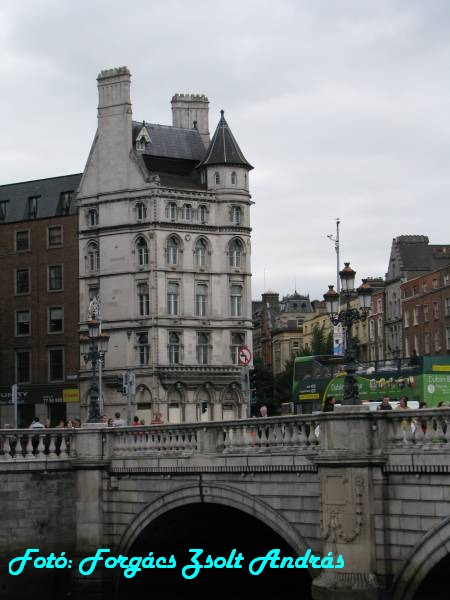 dublin_tara_street_bridge_005.JPG