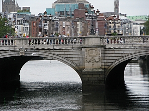 dublin_tara_street_bridge_002.JPG